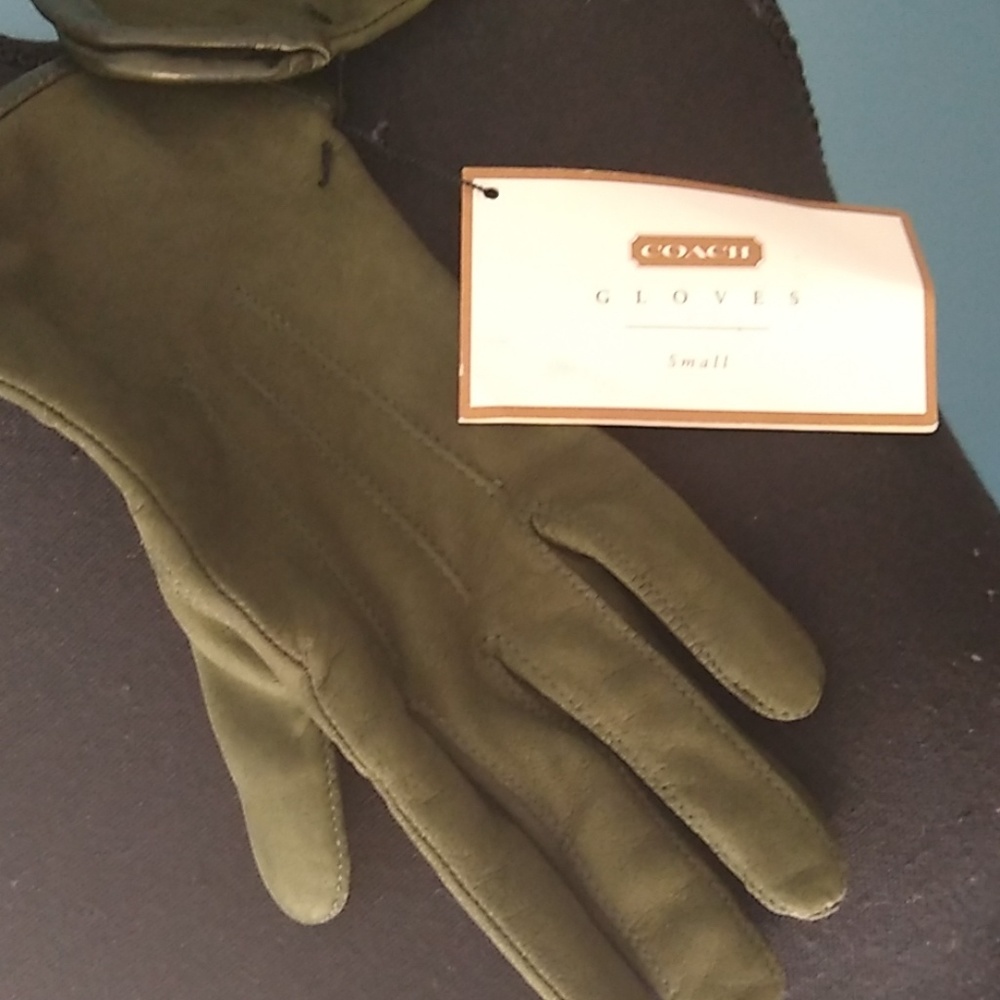 Coach. Green leather gloves